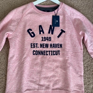 Gant Hoodie  - Denna Gant Hoodie har aldrig använts och passar perfekt till vardags! Storlek: 158/167 (sitter som XS)💜