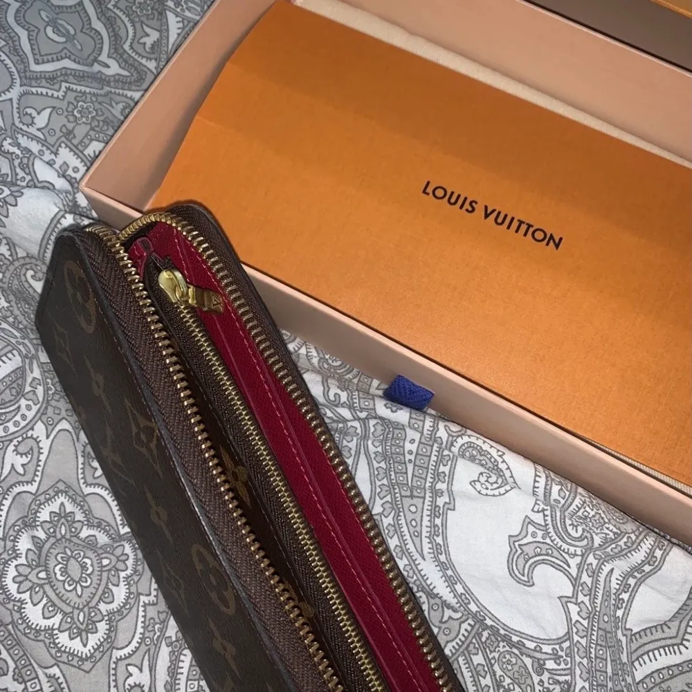 Säljer denna plånbok från Louis Vuitton, eftersom jag fick den ifrån mitt ex. Den är äkta, men har dock inget kvitto eftersom det var en present! Dustbag och allt annat följer med!. Accessoarer.