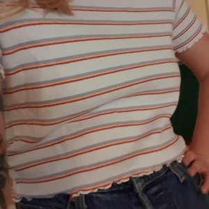 Off-shoulder - Randig off-shoulder-topp från Monki. Använd en gång så toppen är i nyskick. Frakten ingår inte i priset