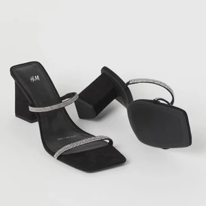 Klackskor med strass  - Helt oanvända klackskor från HM🥰 Höjd 8,5cm med skön bred klack. Köpta för 299:-