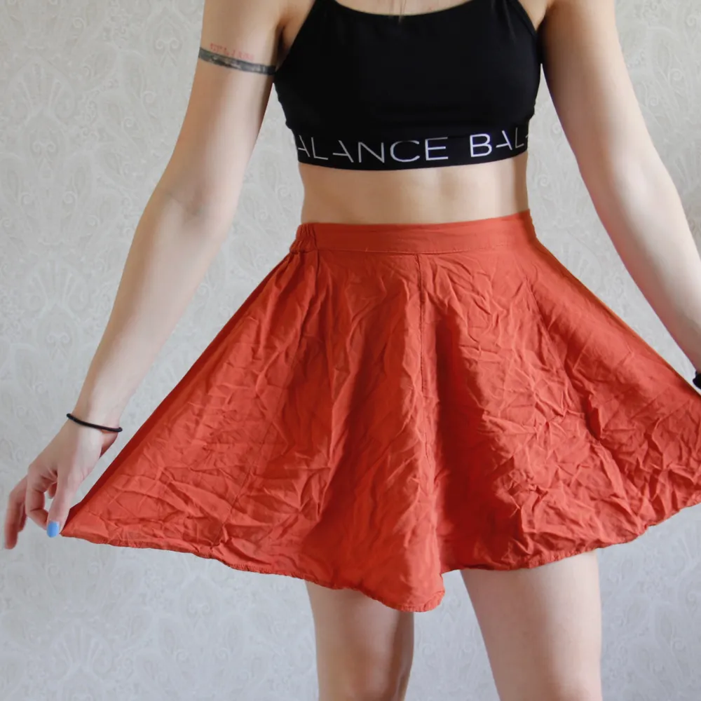 En väldigt kort och färgglada kjol. Vid och skön att ha på sig. Perfekt för sommaren. Kolla gärna på mina andra annonser! Blir billigare med frakt då 👏🏽. Kjolar.