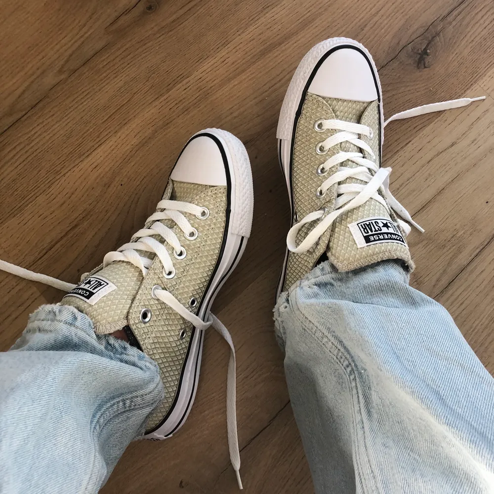 Supersnygga supersköna beiga äkta all star Converse köpta i USA som tyvärr inte passar och därför måste sälja😢 Skitcoola och unika i sitt mönster tycker jag. Färgen gör sig mest rättvisa på bild 1. I nyskick, aldrig använda, endast testade!! Längd mått 24 cm. 🖤. Skor.