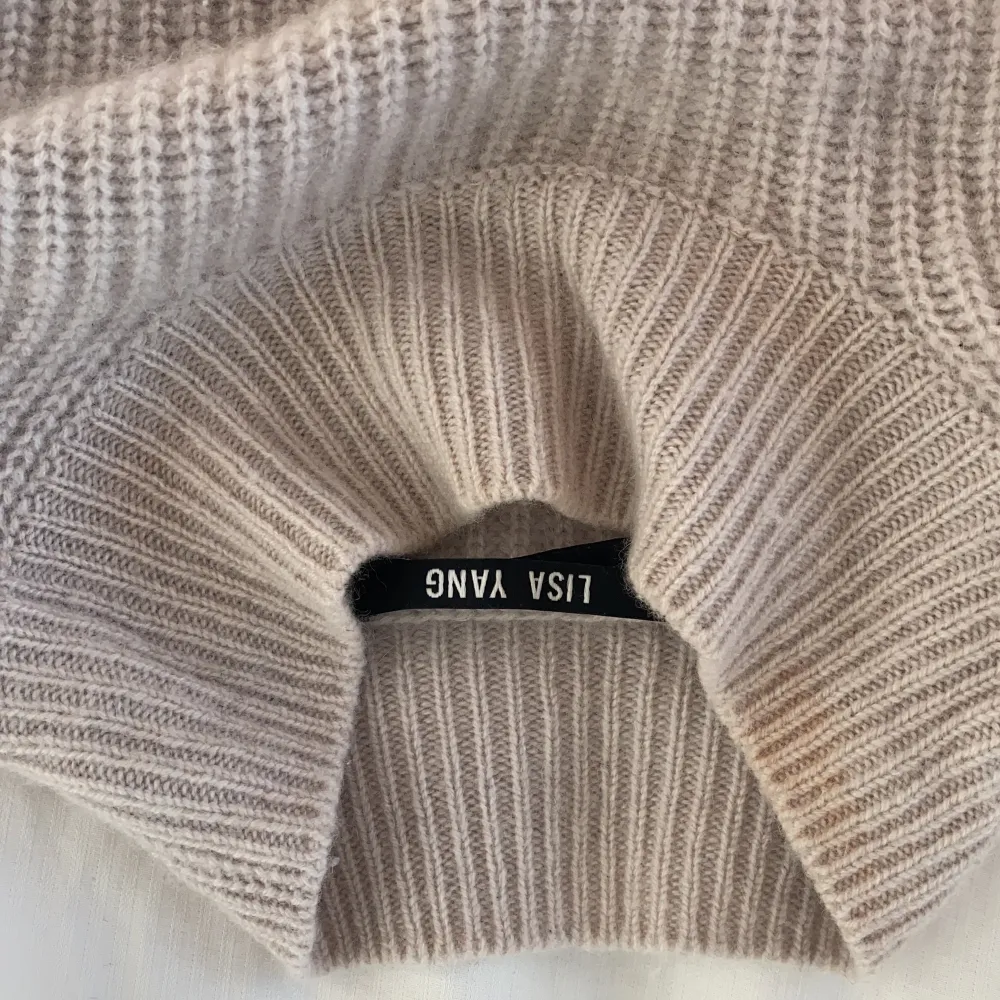 Säljer min jätte fina Lisa Yang tröja som tyvärr är för liten för mig. Är i storlek S men skulle vilja säga xs eller xxs! Om fler blir intresserade blir det budgivning! Frakt stor köparen för! Säljer för 400kr, original pris eller 1500kr. Neuleet.