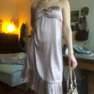 Underklänning från odd molly  - Nudefärgad underklänning från odd molly. Så fin till sommaren! Justerbara axelband med en volang nertill. Storlek 2 vilket motsvarar en S skulle jag säga💗