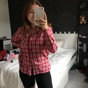 Pyjamaströja  - En rutig pyjamaströja/skjorta i storlek S! Fint skick🤍