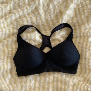 Sport-bh H&M - Sport-bh från H&M, endast använd en gång. Kan mötas upp i Stockholm eller skicka mot extra kostnad. 