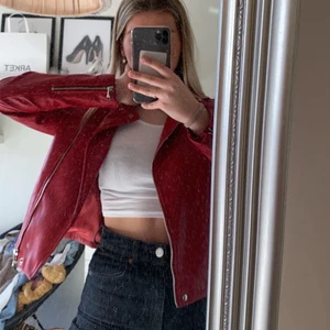 Skinnjacka  - Skitsnygg och ball röd skinnjacka. Mycket bra skick. Köpt föras våren och endast använd 1 gång. Från mango. Perfekt nu till våren och sommaren men funkar även på hösten med tjockare tröja under. Köpare står för frakt