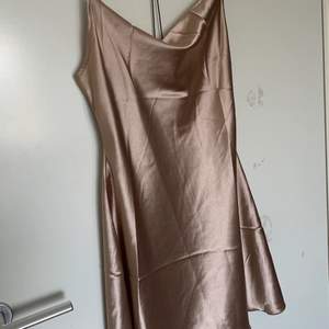 Trendig satin klänning från shein, säljer då ja tyvärr inte tror att ja kommer använda den, köparen står för frakt🤍