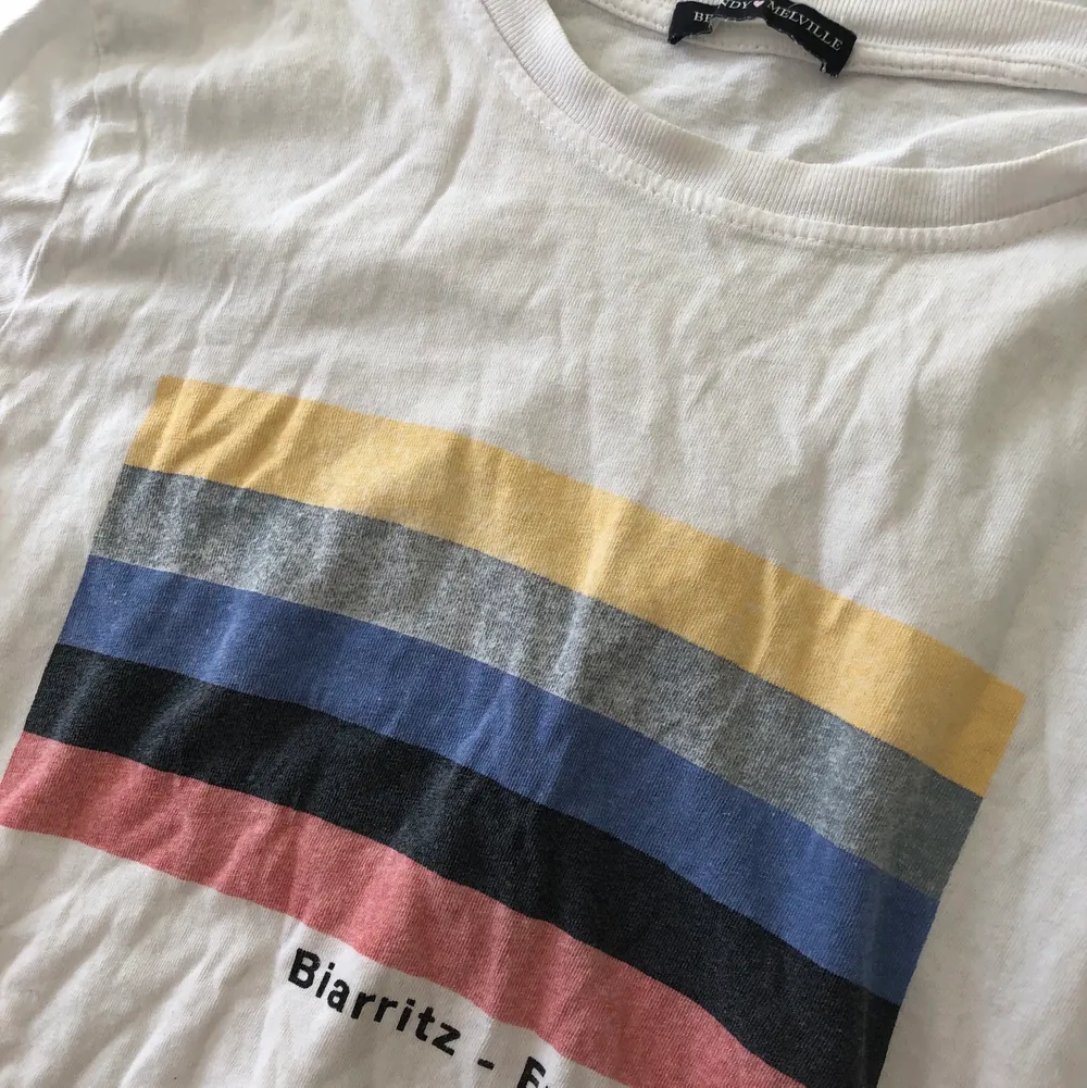 Jättefin Brandy Melville t-shirt med retro inspirerat tryck! Passar till det mesta🌼  Färgerna är lite urtvättade men det är inget man tänker på utan ger bara mer retro-känsla! Bild 1&2 är lånade. Skickar eller möts upp i Gbg. T-shirts.