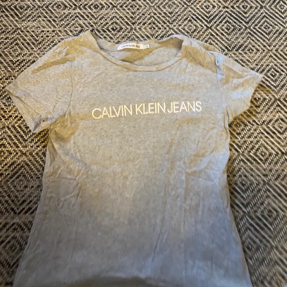 Jättefin T-shirt från Calvin Klein. Används inte längre därför säljs den. T-shirts.