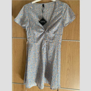 Sommarklänning - Superfin sommarklänning i storlek small vilket tyvärr var lite liten i storleken, vilket därav gjorde så den inte passade mig.  Aldrig använd och enbart testad!   130kr eller budgivning om det är flera som är intresserade 