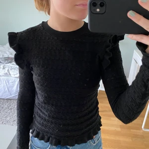 Zara tröja - Säljer denna så så fina tröjan💕💕💕Verkligen så skön och bra material! På bilderna ser den lite smutsig ut men det är spegeln😻