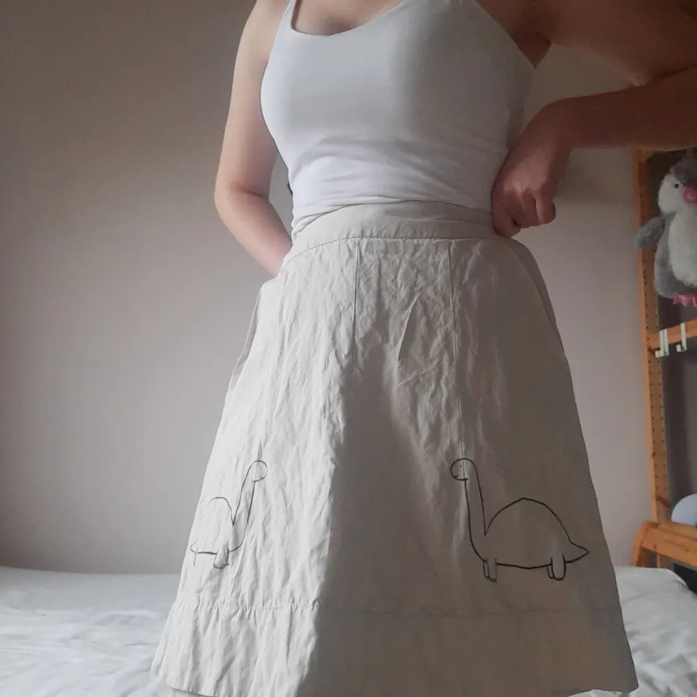 Söt kjol från H&M som jag målat tvp söta dinosaurier på. Får verkligen inte på mig den längre, så håller bara upp den just nu.. Kjolar.
