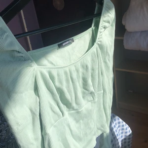 Grön söt topp - Från Gina tricot, använd 2ggr, M men passar även S