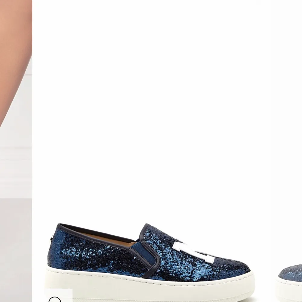 Snygga blå glittriga Steve Madden skor med loggan ”N & Y”🤩 Är som nya då jag bara använt dom MAX 2 gånger!! Säljer pga ingen användning för dom.          Nypris ligger mellan 900- 1000kr, men buda från 700kr.                                                                  ❗️Skriv till mig vid intresse❗️. Skor.