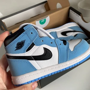 Jordan 1 retro high OG (TD) - Äkta och helt nya jordans som jag råkade köpa i barnstorlek och därmed säljer jag de eftersom de är för små. Skorna är 14 cm