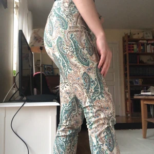 Mönstrade byxor  - Mönstrade byxor från Zara köpta i Rom i strl Small. 