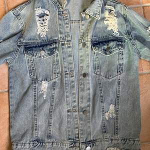 Jeans jacka från shein! Endast provad! Köpt för 300 säljer för 50kr! Bra kvalitet bara knapparna som låter men ändå väldigt fin!