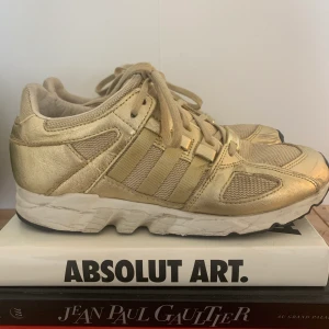 Adidas Originals Equipment Running Guidance ”All Gold” - Så så snygga men passar inte mina fötter längre. En del slitage men tycker ändå dem är snygga fortfarande! Inköpta på Sneakersnstuff och var en tillfällig kollektion hos endast dem. Finns att hämta i Telefonplan eller kan skickas mot porto ✨👌