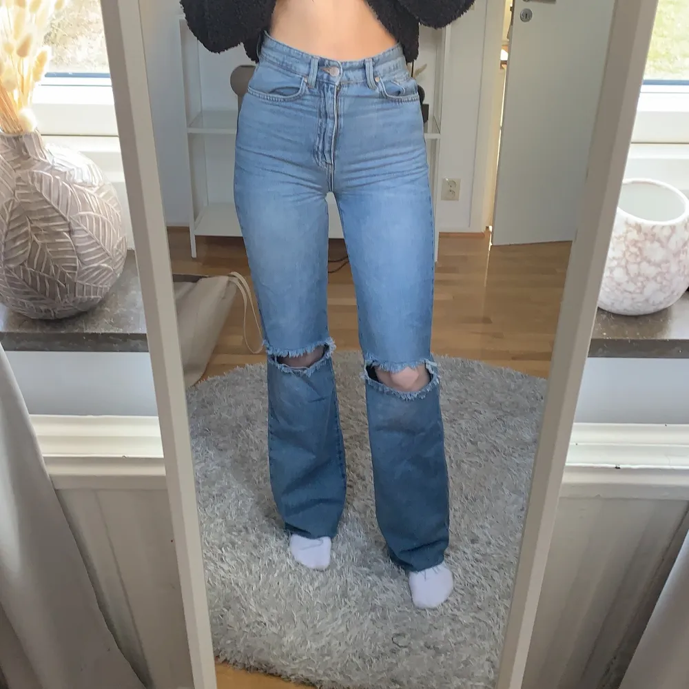Säljer mina superfina jeans pga att jag inte använder dom längre , använt max 5 gånger så väldigt bra skick! Jag är 167cm men om man är runt 170 skulle de också passa (har väldigt långa ben) 💘💞. Jeans & Byxor.