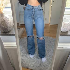 Säljer mina superfina jeans pga att jag inte använder dom längre , använt max 5 gånger så väldigt bra skick! Jag är 167cm men om man är runt 170 skulle de också passa (har väldigt långa ben) 💘💞