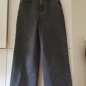 IDUN Wide Jeans  - Tänkte nu sälja mina skitsnygga IDUN Wide jeans från Gina Tricot då dem inte längre passar mig. De är i väldigt bra skick och endast använda ett fåtal gånger. Jeansen sitter rikgit bra runt midjan och har coola slitningar både uppe och nere:) Tveka inte att höra av er om ev frågor 