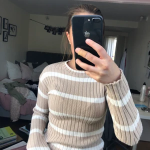 Randig tröja - NaKd - Randig tröja från NaKd. Supersnygg och otroligt skön men kommer inte till användning då jag har en i princip likadan. 