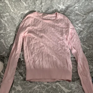 Stickad Tröja - Stickad rosa jätte söt tröja ifrån boomerang som jag bara prövat när jag fick hem den. Den är jätte mjuk och skönt material.