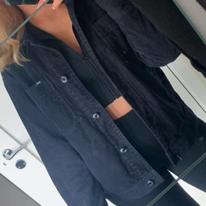 Manchester jacka från Vans 🤍 - Jacka från vans i Manchester tyg. Lite oversize modell med vintage känsla, super snygg till tighta byxor med en fin väska! 🥂✨🌸 Storlek S, men passar alla beroende på hur man vill ha passformen. NYPRIS 899 KR 💜