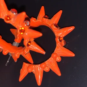 Orangea öronhänge  - Dom blir i neon färg om man lyser på dom som ni kan se på första bilden! De e taggar och orangea stenar runt om😇😇  Frakten ingår