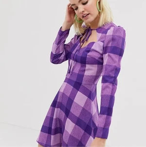 Rutig lila klänning - Rutig lila klänning som jag köpte till studenten. Tyvärr var den för liten och glömde skicka tillbaka. Den är endast testad och i perfekt skick. Frakt ingår i priset. Tror den blev köpt för 200 från början. Den finns inte kvar att köpa på asos tyvärr så kunde ej byta storlek heller