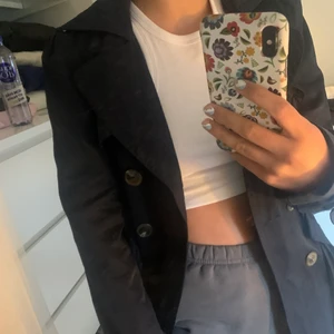 zara kappa - säljer kappa men som är lite tjockare inuti! gammal modell från zara. jätte snygg nu till våren! 