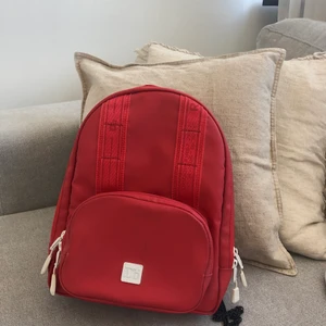 Douchebag Limeted Edition - Säljer nu men fina fina limited edition douchebag i modellen ”The Petite”. Otroligt sparsamt använt, som ny! Tänkte mig runt 1000kr + frakt. Nypris 1599kr🦋✨