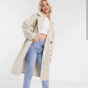 Beige kappa - Snygg o skön kappa ifrån ASOS i storlek 36, köpt för 950kr! Helt ny o aldrig använd då jag hittade en större favorit direkt efter.