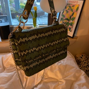 HVISK väska - Grön snake  - Grön axelväska från HVISK, ord pris 999kr mitt pris 300kr. Knappt använd & i nyskick :) Finns i Malmö & Helsingborg, köpare står för frakt! 