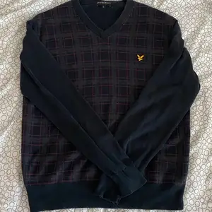 En fin v-ringad tröja ifrån lyle n scott, skriv privat om man vill se plagget på💓💓💓 storleken är L men passar vilken storlek som helst beroende på hur man vill att den ska sitta. pris kan diskuteras 