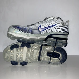 Vapormax  - De är helt nya och oanvända. Nypris är 2249kr men säljer för 999kr