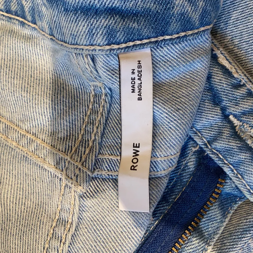 Fina rowe weekday jeans, köpta i sommras, bra skick, straightleg, lite vida, men ngt fläckar, orginal pris 500kr! Jag har använt dom mycket men är som nya! . Jeans & Byxor.