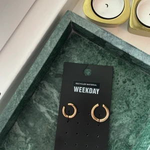 Ear cuff oanvänd - Ett set med två guldfärgade ear cuffs i olika storlekar, helt oanvända och i originalförpackning! Nypris 120kr Köparen står för frakt! Frakt: 24kr