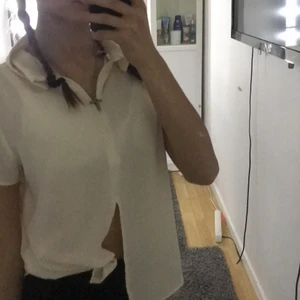 Blus från monki, Stl S - En jätte fin blus från monki som är använd endast 1 gång. Den är i Stl S. Och har en dragskedja längst upp som går att skjustera och en slits längst ner u mitten. Skriv privat  om du är intresserad🤍