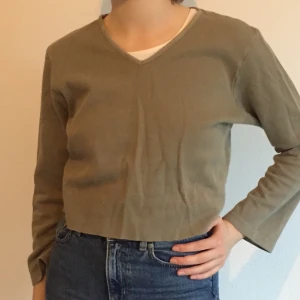 croppad tröja grön - croppad blekgrön, långärmad tröja som passar bra att layera över andra plagg. storlek L. köparen betalar ev. frakt men kan även mötas upp i malmö 