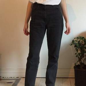 Svarta jeans från Collusion i storlek 26/32, högmidjade och långa, ”momjeans”