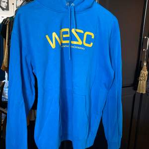 Klarblå WESC hoodie. Storlek large. Inget fel alls på den, bara inte kommit till användning. 