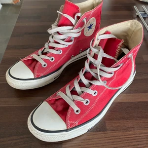 Converse - Säljer dessa röda converse för att de inte kommer till användning! Pm om du vill ha fler bilder eller några frågor 💛 om fler är intresserade blir det budgivning 😌😌 högsta bud : SÅLD 🥰