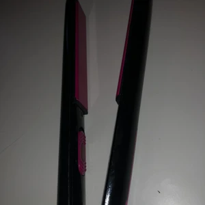 Plattång  - Säljer denna plattång pgr av fått en ny, färg svart rosa ornginal pris 200kr säljer den för 100kr