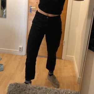 Svarta jeans st 38 - Mom jeans från märket reclaimed vintage. Riktigt snygga men lite för korta i benen för mig. 