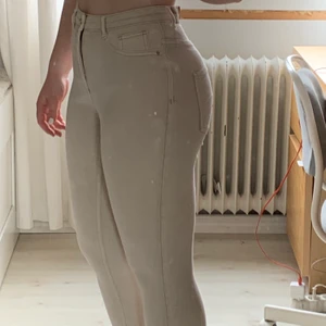 Beigea jeans - Beiga skinnyjeans från GinaTricot. MOLLY. Väldigt mycket stretch 