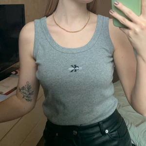 Grått linne med logga. - Säljer detta linne med calvin klein-logga. Ganska noppigt, annars bra skick. Står storlek XL men passar mig som är S.