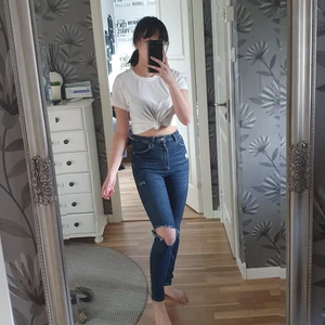 Skinny Jeans - Köpta på Gina för några år sedan i passformen Gina, hålet på ena benet (tredje bilden) har blivit större sen de köptes