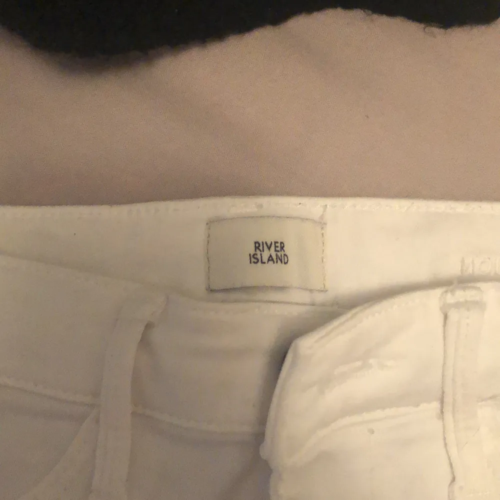 Vita jeans från river island, skit snygga och inte genomskinlig. Nypris 500 och knappt använda. 100kr+frakt . Jeans & Byxor.